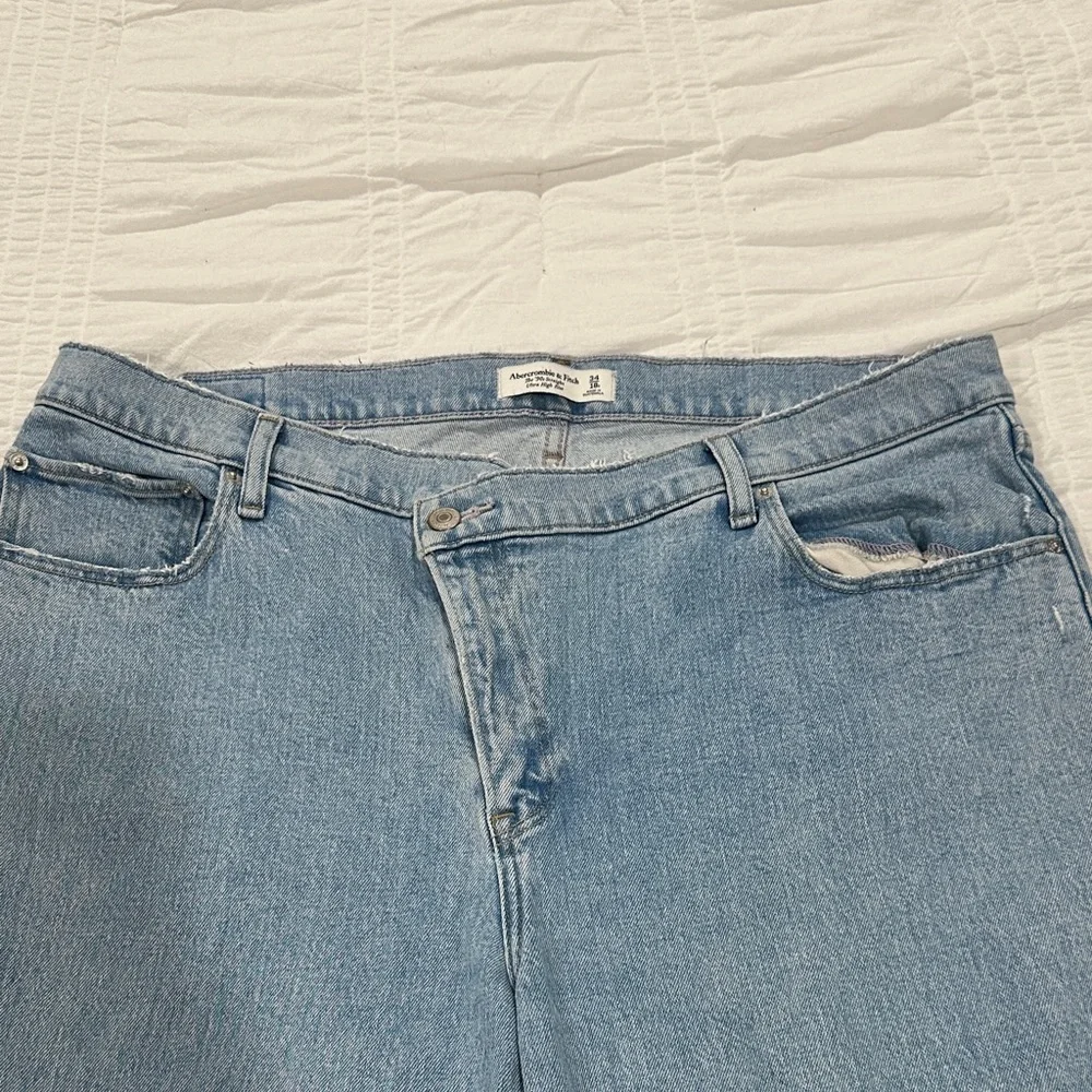 Abercrombie & Fitch Light Blue Women's High Rise Jeans - Picture 3 of 5